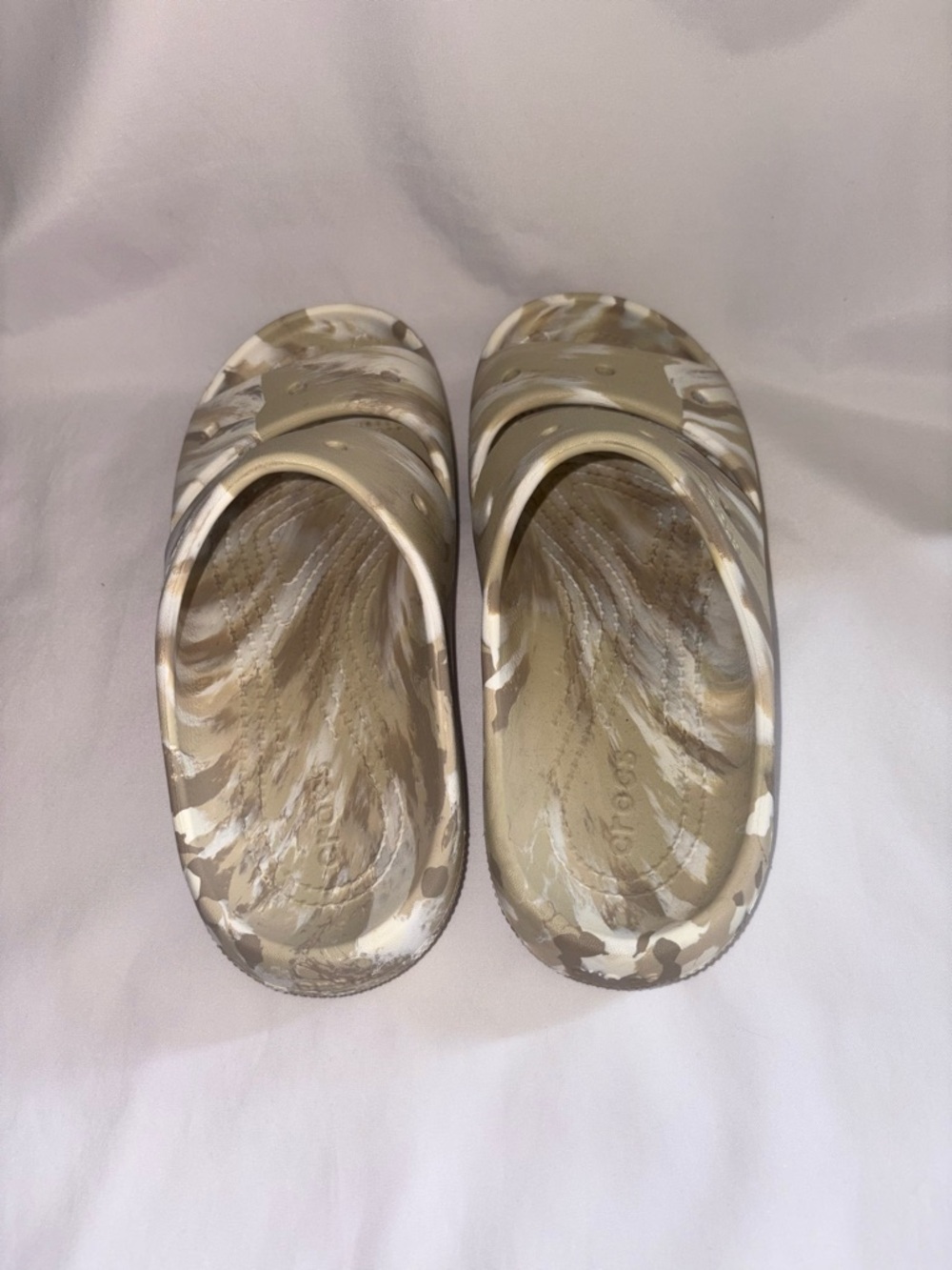 Crocs Tan Marble Slide Sandals Women’s 9 / Men’s 7 Neutral Lightweight Comfort - Picture 2 of 4